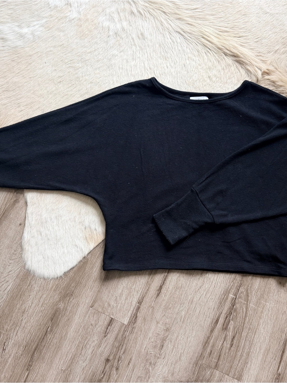 Velvet by Graham & Spencer Black Cropped Crewneck Sweater